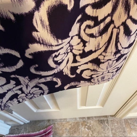 Elegant Dress With Filigree Pattern - Picture 3 of 13